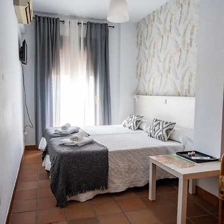 Hostal Plaza De Italia Caces Zewnętrze zdjęcie