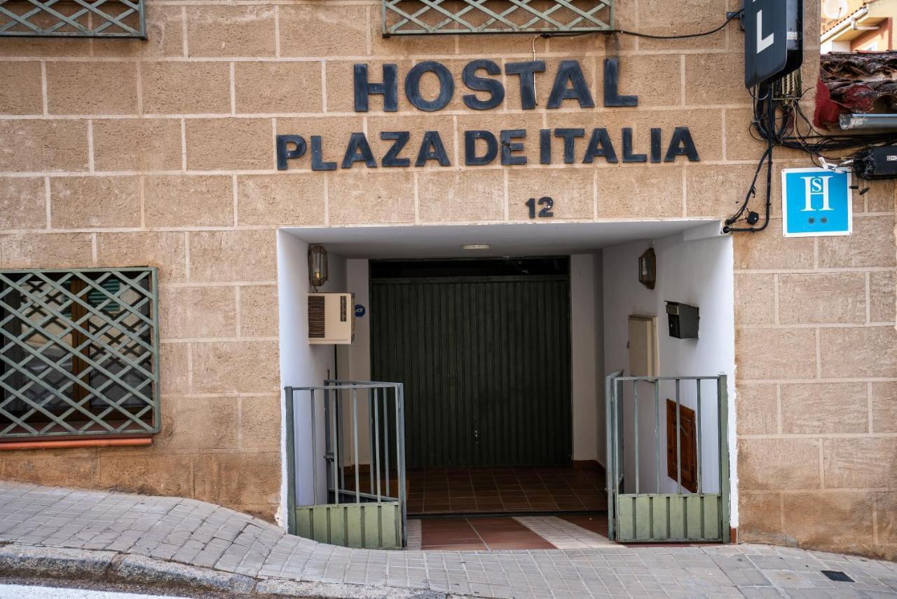 Hostal Plaza De Italia Caces Zewnętrze zdjęcie