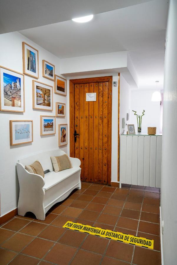 Hostal Plaza De Italia Caces Zewnętrze zdjęcie