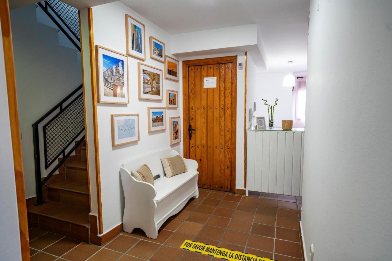 Hostal Plaza De Italia Caces Zewnętrze zdjęcie