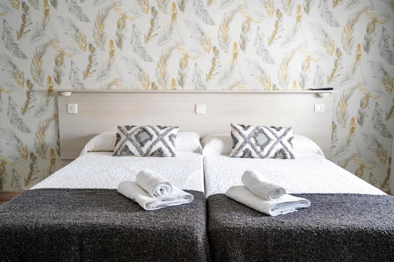 Hostal Plaza De Italia Caces Zewnętrze zdjęcie