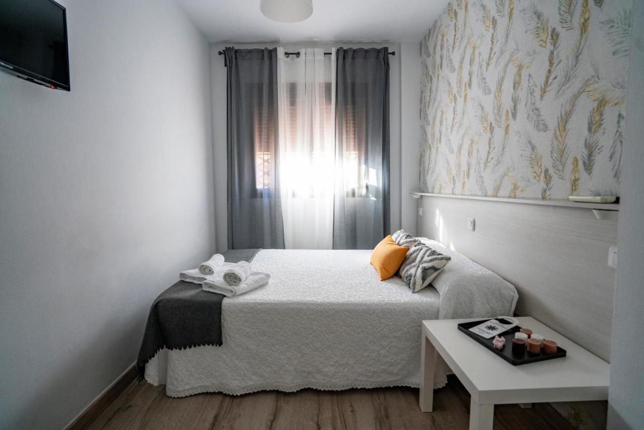 Hostal Plaza De Italia Caces Zewnętrze zdjęcie