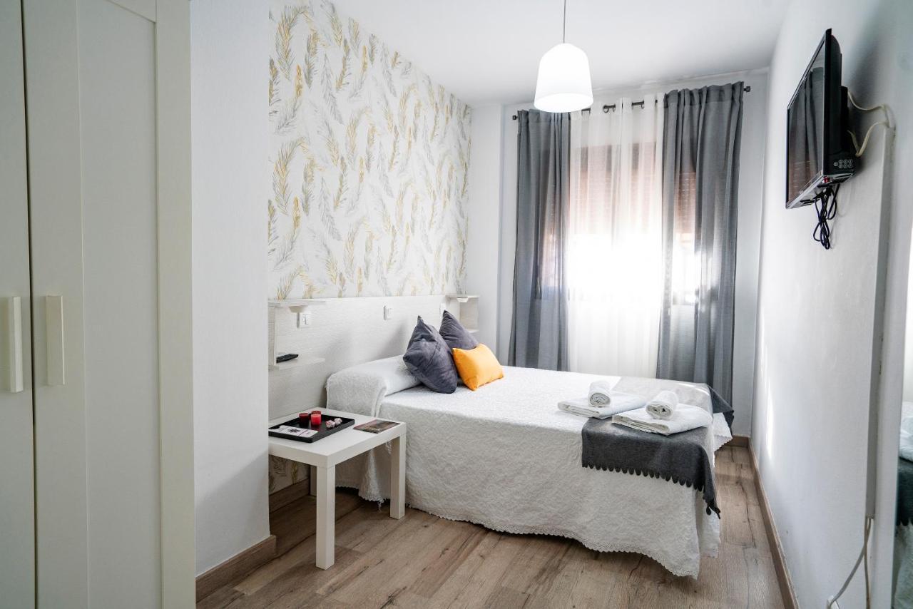 Hostal Plaza De Italia Caces Zewnętrze zdjęcie