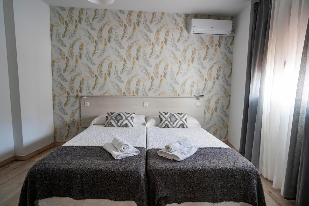 Hostal Plaza De Italia Caces Zewnętrze zdjęcie