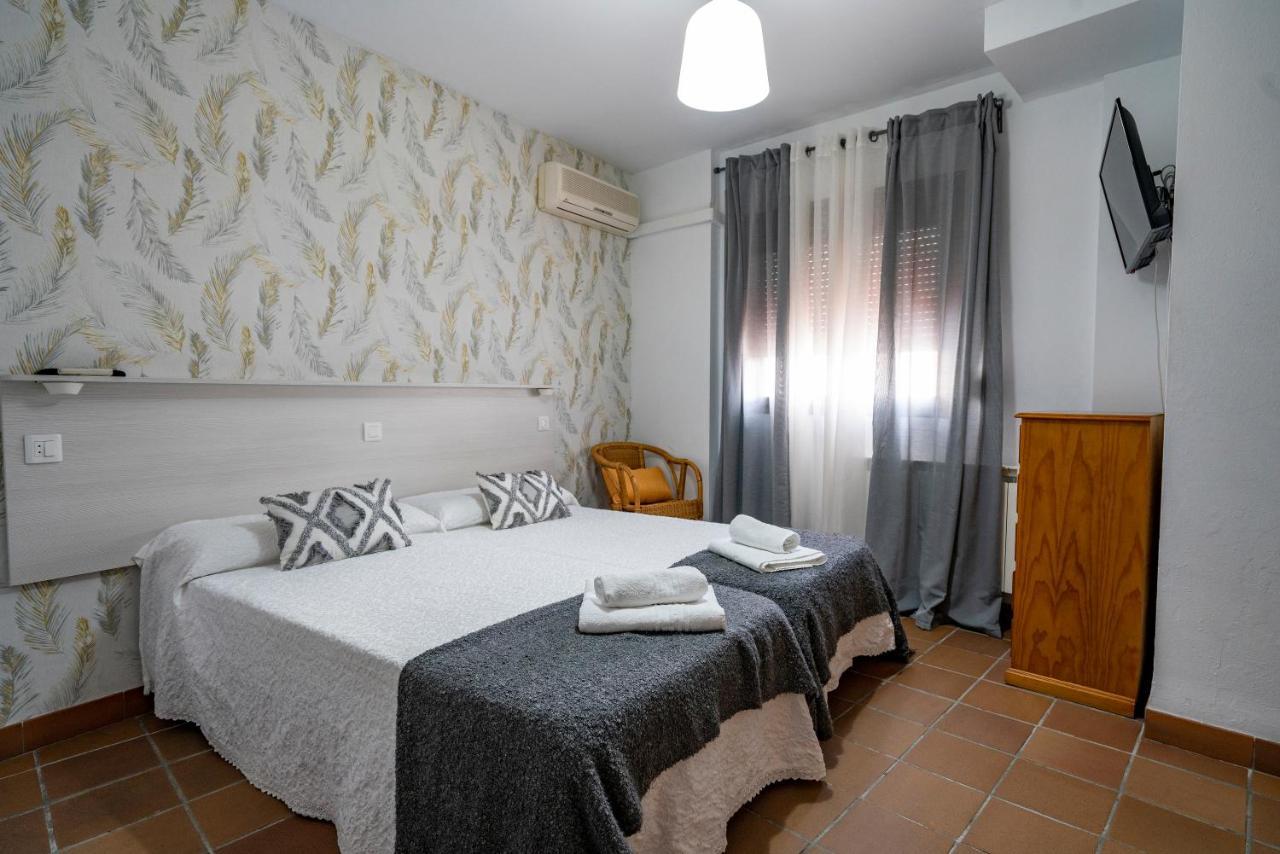 Hostal Plaza De Italia Caces Zewnętrze zdjęcie