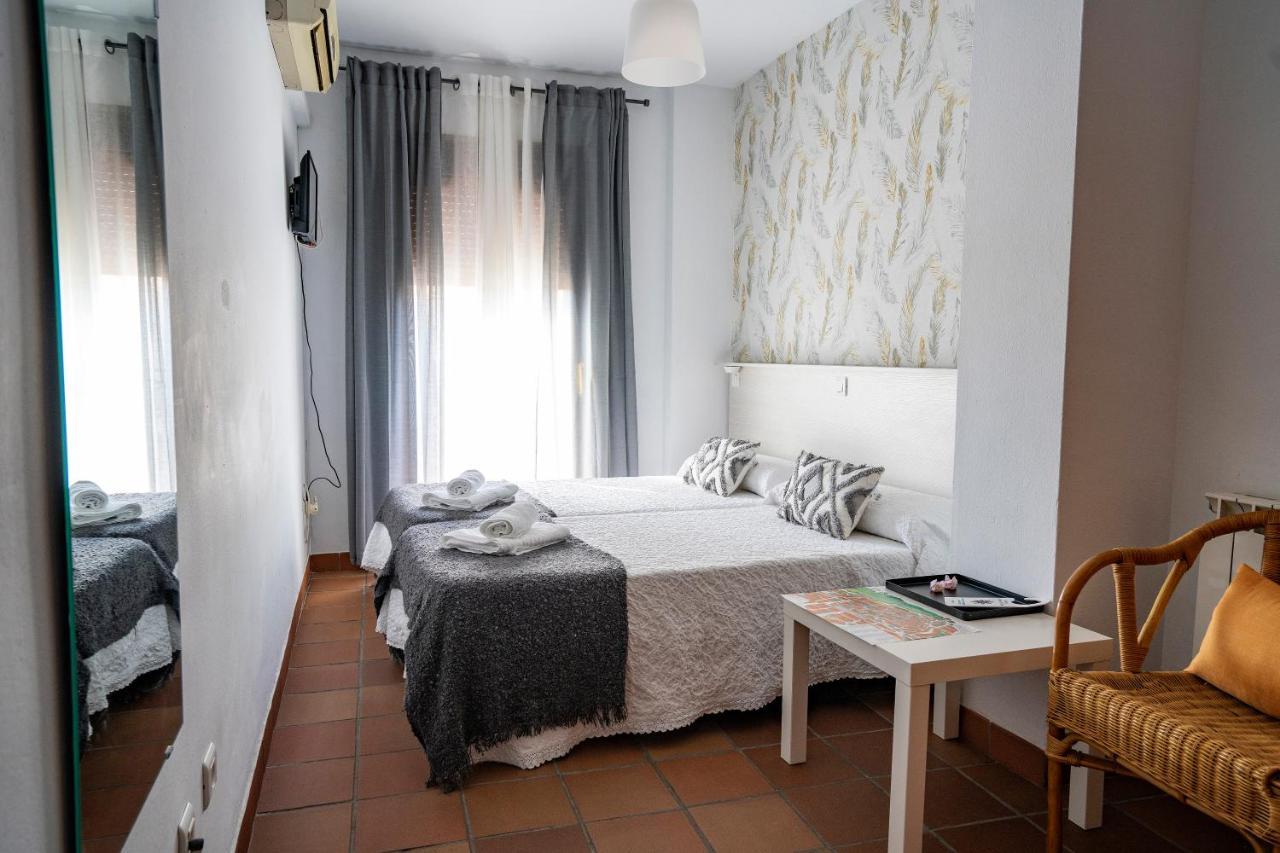 Hostal Plaza De Italia Caces Zewnętrze zdjęcie