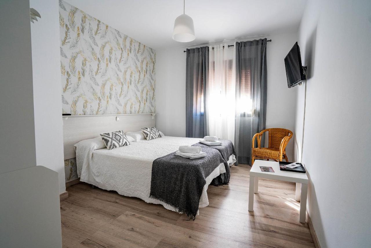 Hostal Plaza De Italia Caces Zewnętrze zdjęcie