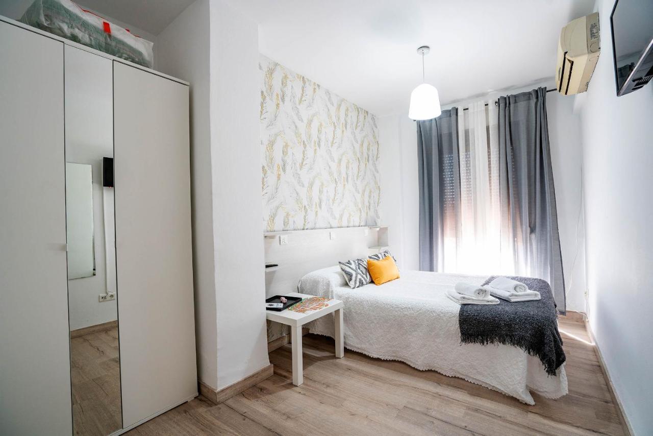 Hostal Plaza De Italia Caces Zewnętrze zdjęcie