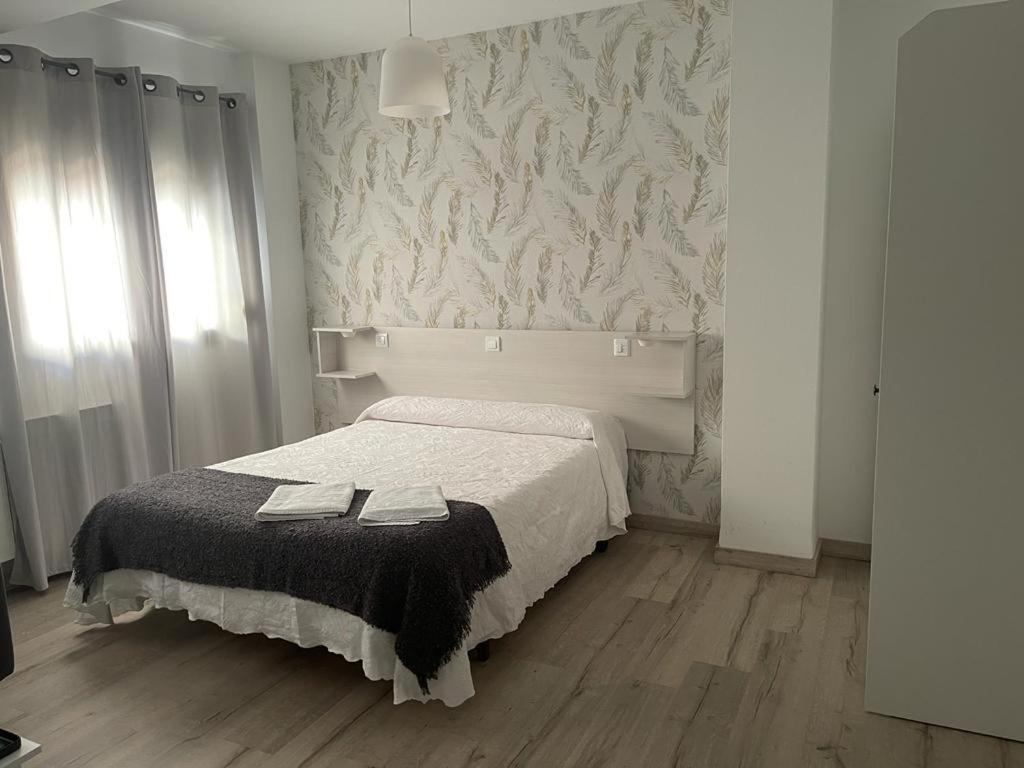 Hostal Plaza De Italia Caces Zewnętrze zdjęcie