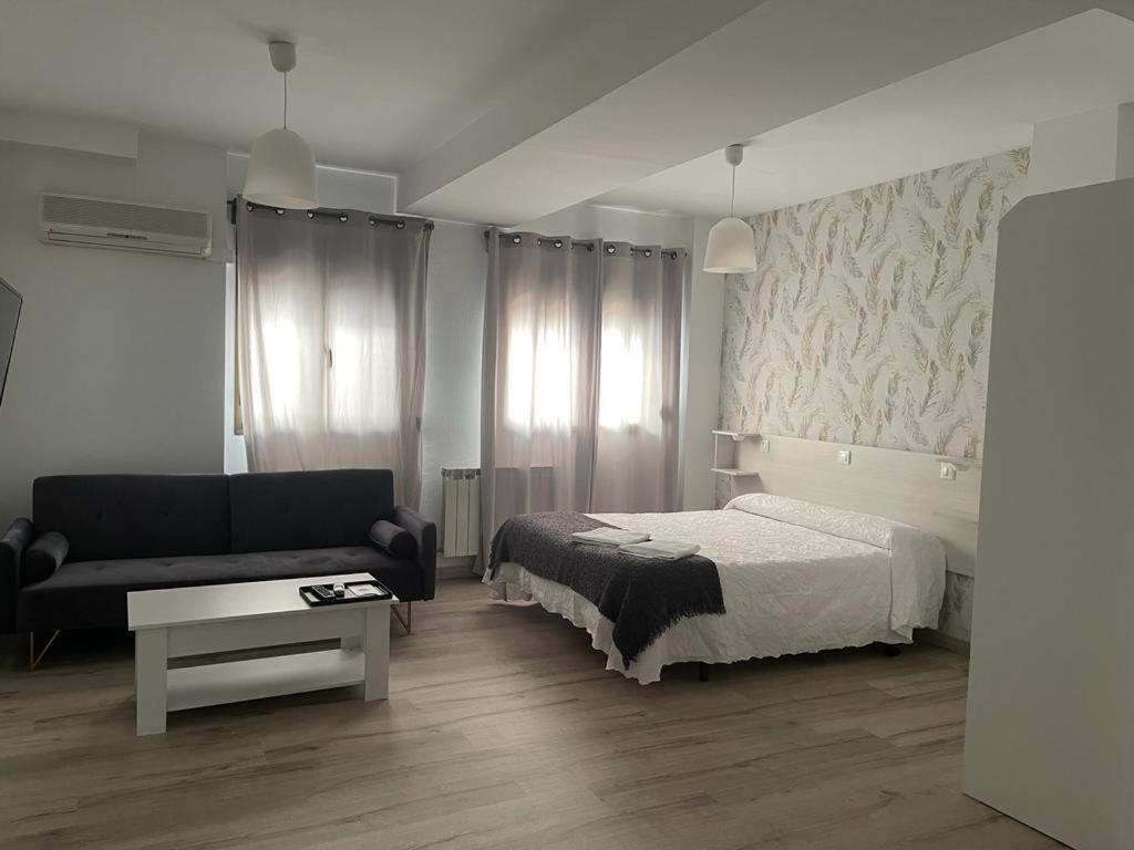 Hostal Plaza De Italia Caces Zewnętrze zdjęcie