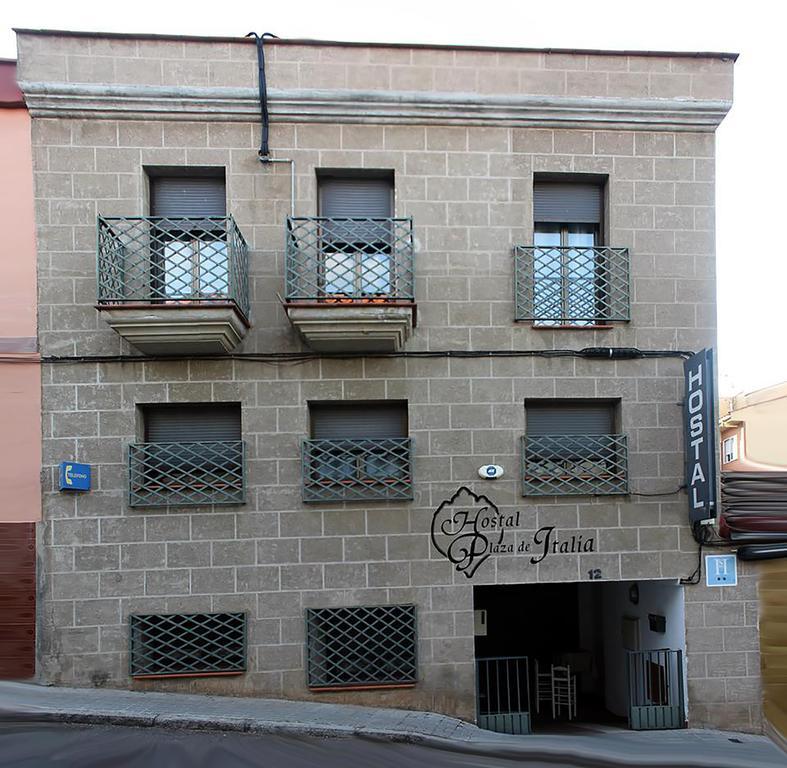 Hostal Plaza De Italia Caces Zewnętrze zdjęcie