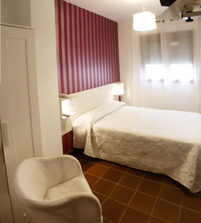 Hostal Plaza De Italia Caces Zewnętrze zdjęcie